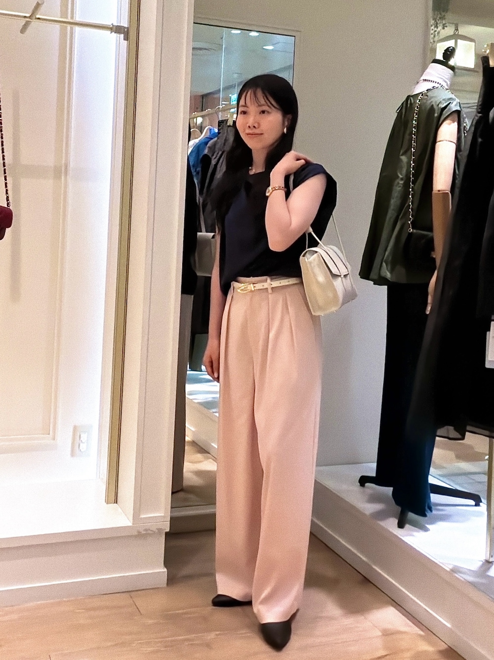 ホワイト系のトートバッグ、ピンク系のその他パンツ、ブラック系のパンプスを着用したレディースの夏コーディネートの1枚目の写真