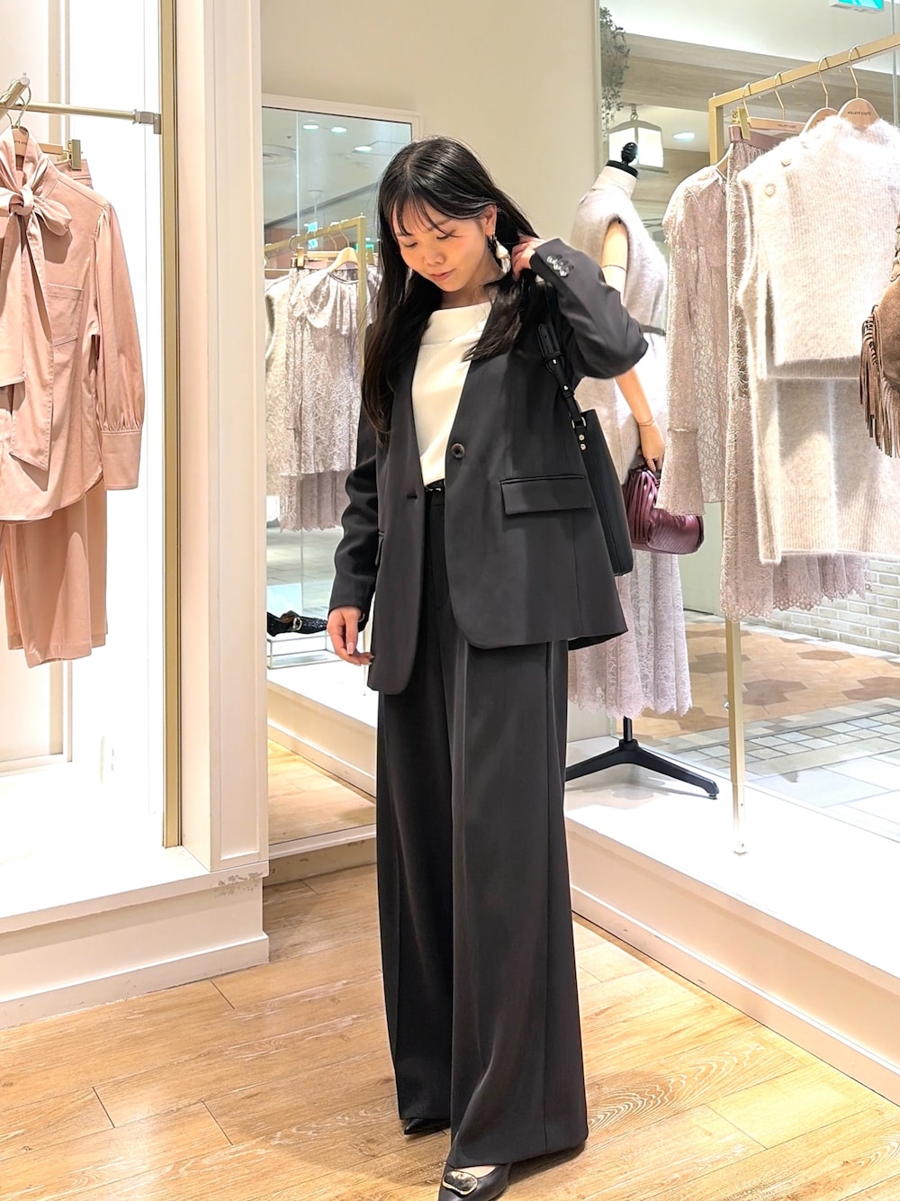 グレー系のテーラードジャケット、グレー系のその他パンツ、ブラック系のパンプスを着用したレディースの秋コーディネートの1枚目の写真