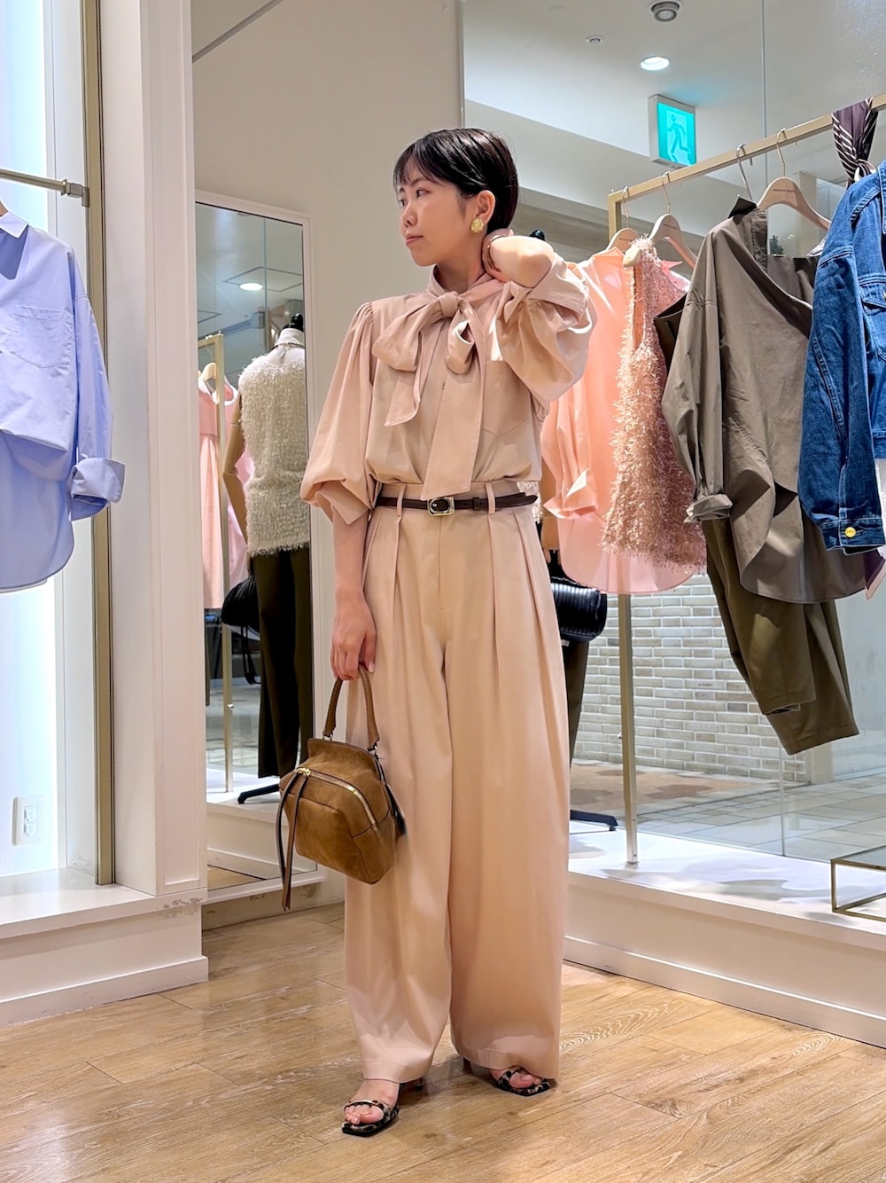 ピンク系のシャツ/ブラウス、ピンク系のその他パンツ、イエロー系のショルダーバッグを着用したレディースの夏コーディネートの1枚目の写真