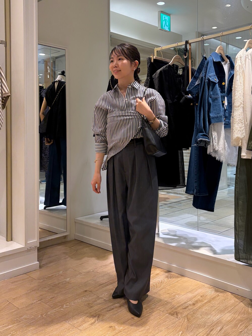 ブルー系のシャツ/ブラウス、ブラック系のショルダーバッグ、グレー系のその他パンツを着用したレディースの秋コーディネートの1枚目の写真