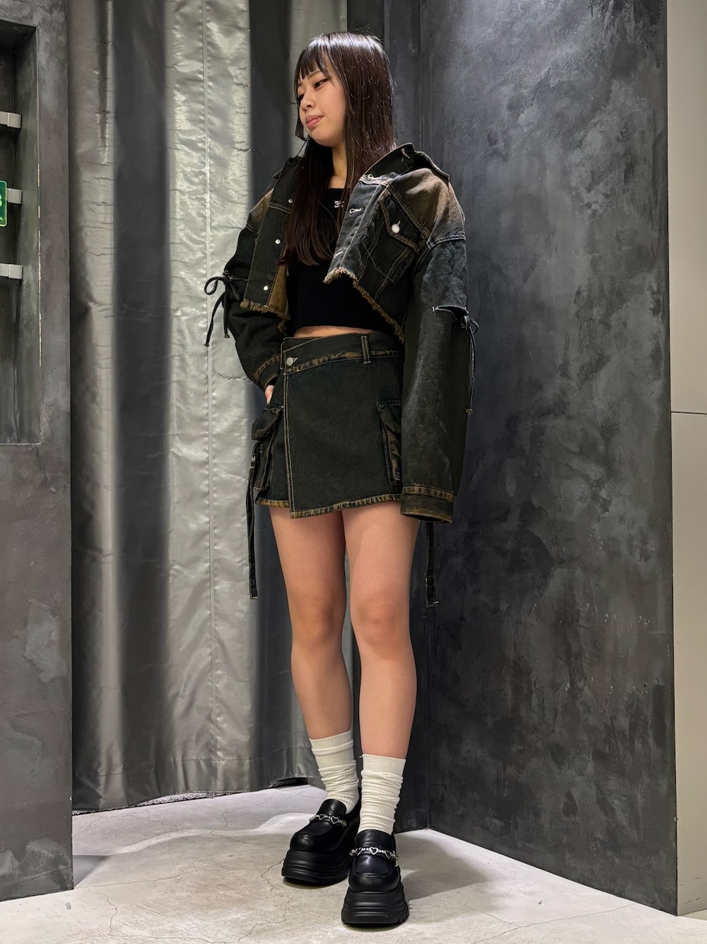 ブルー系のデニムジャケット、ブラック系のニット/セーター、ブルー系のその他パンツを着用したレディースの冬コーディネートの1枚目の写真