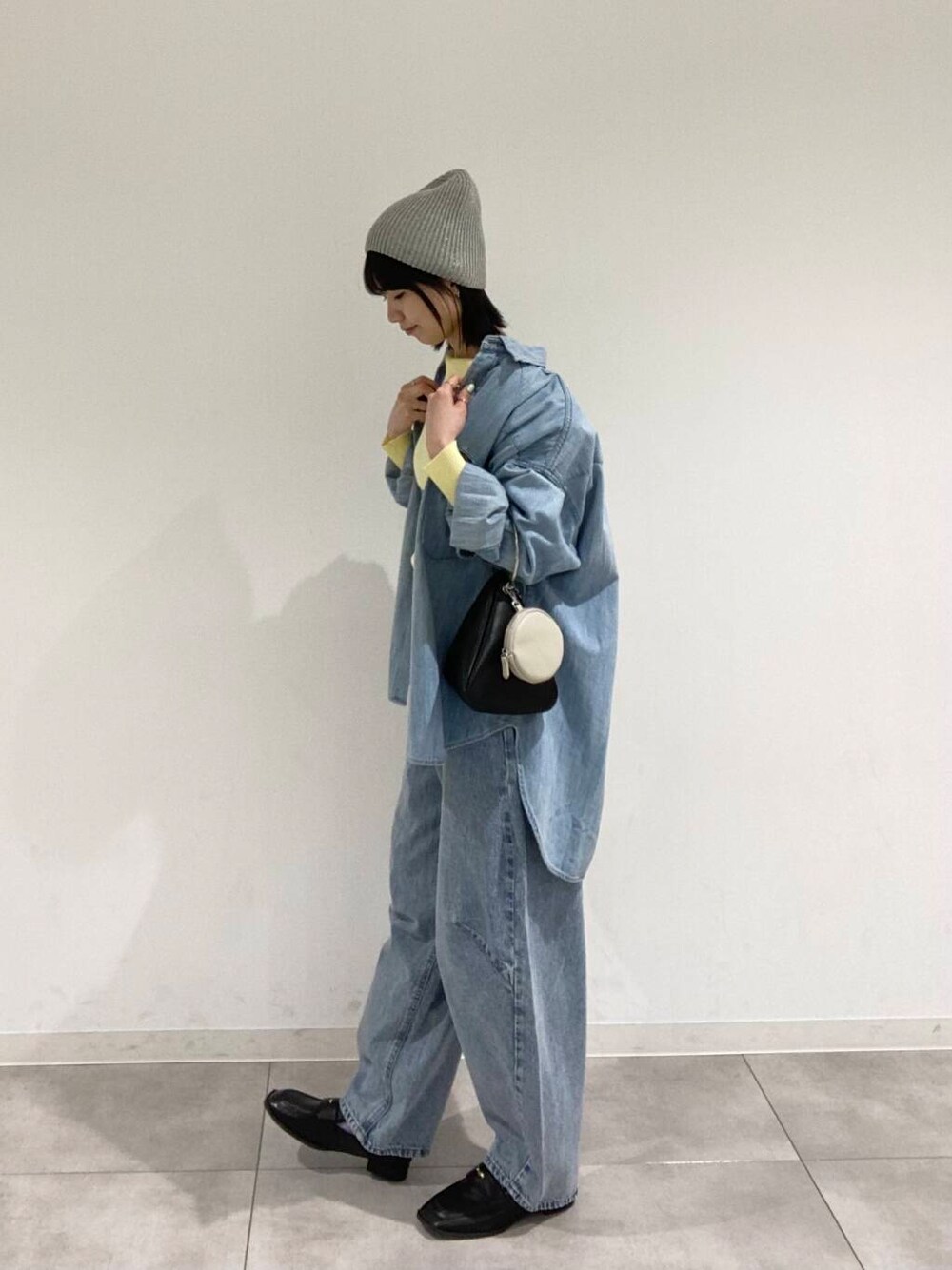 「KBF、senseofplace、デニムジャケット、カジュアルセットアップスタイル、春色ニットコーデ、lee×urbanresearch、101lee100、差し色イエロー」｜「SENSE OF PLACE by URBAN RESEARCHのコインローファー（ローファー、ブラック系）」を使った、tsucchiiiiさん（レディース・162cm）の春コーディネートの1枚目の写真