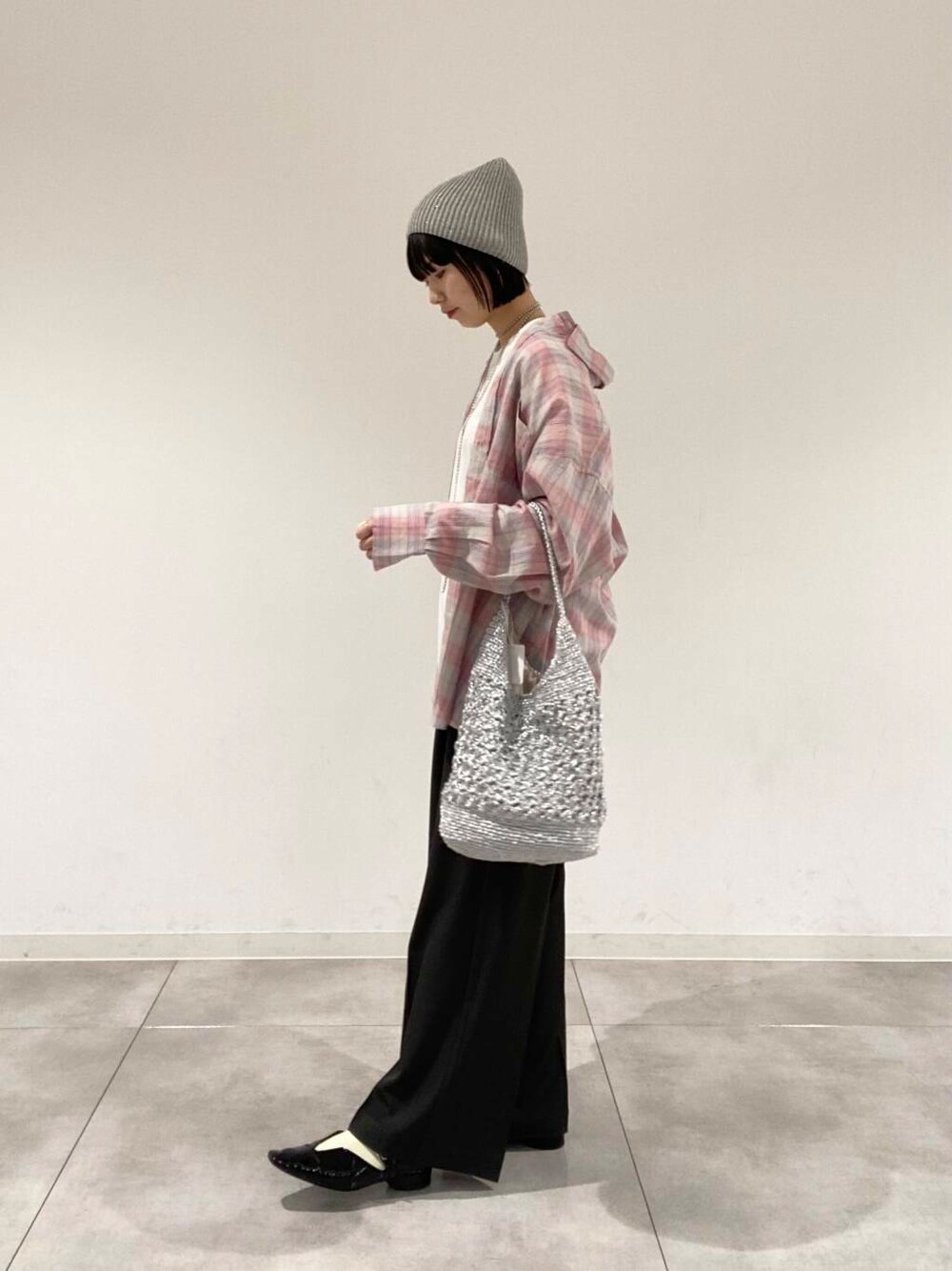 「チェックシャツ、RODESKO、KBF、レイヤードスタイル、senseofplace、春カラーコーデ」｜「SENSE OF PLACE by URBAN RESEARCHのメタリックヤーンバッグ（ハンドバッグ、シルバー系）」を使った、tsucchiiiiさん（レディース・162cm）の春コーディネートの1枚目の写真