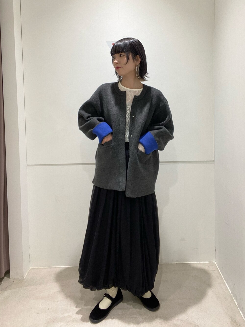 その他のその他アウター、ブラック系のスカート、ブラック系のその他シューズを着用したレディースの秋コーディネートの1枚目の写真