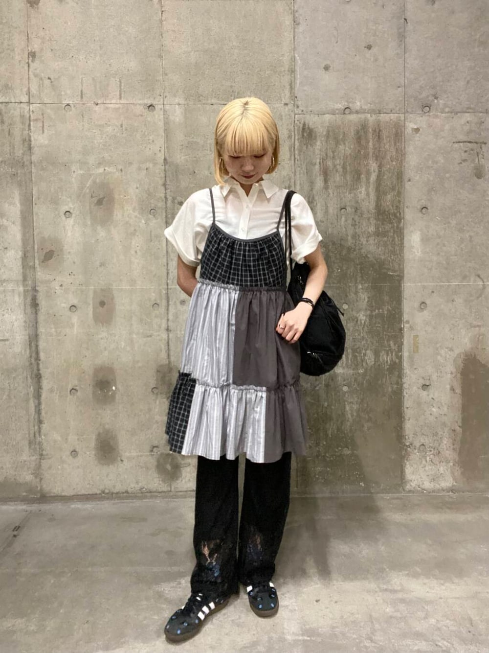 「モノトーン、スポーツミックス、KBF、senseofplace」｜「SENSE OF PLACE by URBAN RESEARCHのサイドラインコードレースパンツ（その他パンツ、ブラック系）」を使った、tsucchiiiiさん（レディース・162cm）の春コーディネートの1枚目の写真