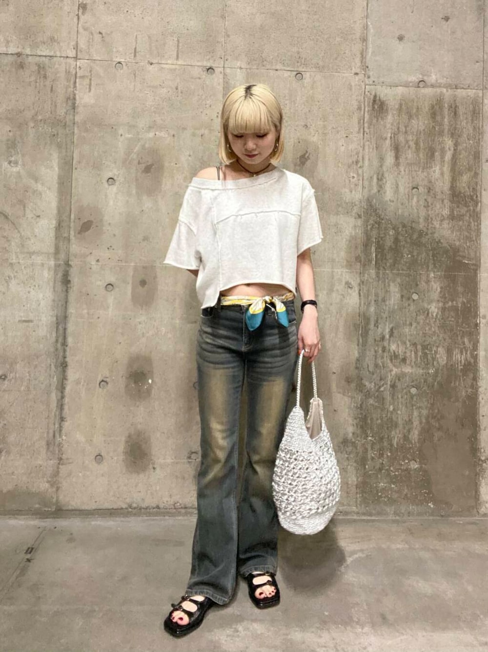 「スカーフアレンジ、SMELLY、senseofplace、サンダルコーデ、ローライズデニム」｜「SENSE OF PLACE by URBAN RESEARCHのメタリックヤーンバッグ（ハンドバッグ、シルバー系）」を使った、tsucchiiiiさん（レディース・162cm）の春コーディネートの1枚目の写真