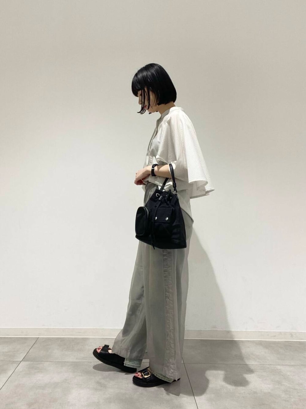 「RODESKO、KBF、レイヤードスタイル、senseofplace、休日スタイル、サンダルコーデ」｜「SENSE OF PLACE by URBAN RESEARCHのハイウエストストレートデニム（デニムパンツ、ブルー系）」を使った、tsucchiiiiさん（レディース・162cm）の春コーディネートの1枚目の写真