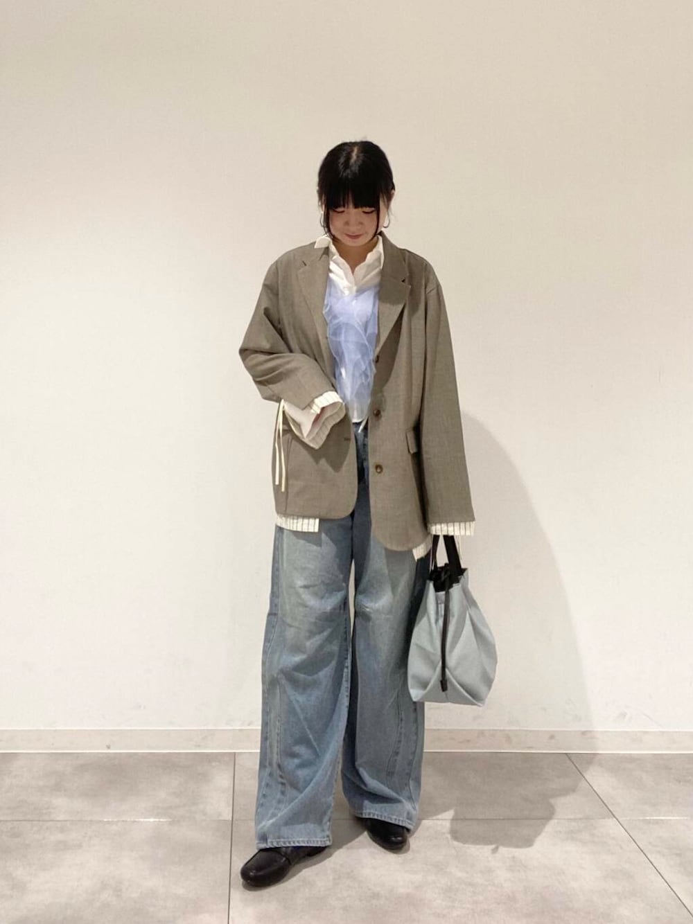 「デニム、ジャケット、ローファー、チュール、RODESKO、KBF、senseofplace」｜「RODE SKOの『MADE IN JAPAN』スクエアトゥプチメタルローファー（ローファー、ブラック系）」を使った、tsucchiiiiさん（レディース・162cm）の春コーディネートの1枚目の写真
