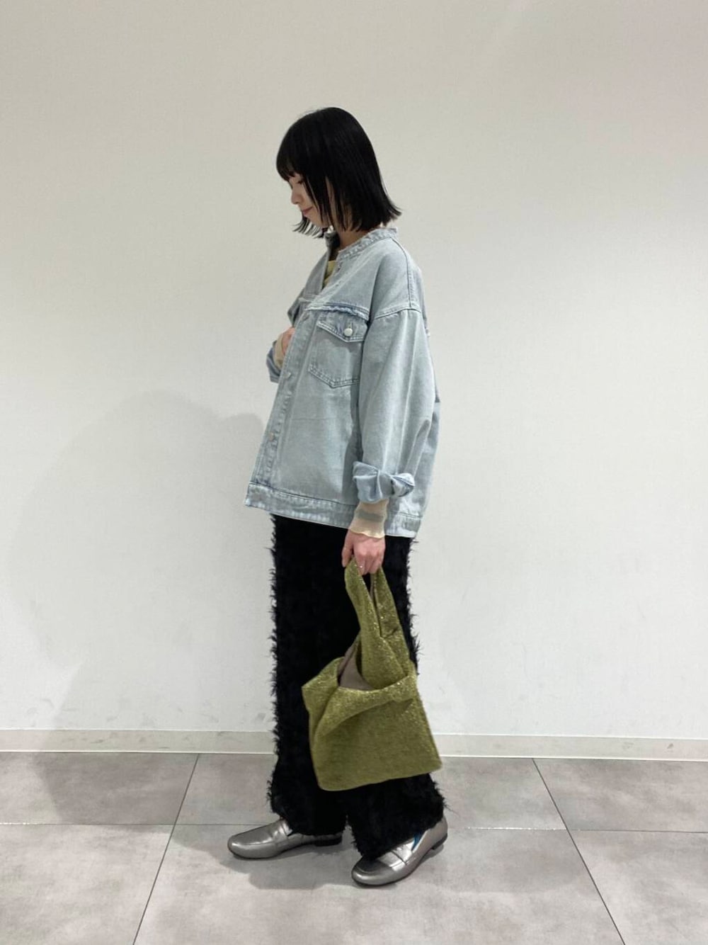 「RODESKO、senseofplace、デニムジャケット、シースルートップス、フリンジパンツ、グリッタートート、差し色グリーン」｜「RODE SKOのグリッターラメショッパー（トートバッグ、ゴールド系）」を使った、tsucchiiiiさん（レディース・162cm）の冬コーディネートの1枚目の写真