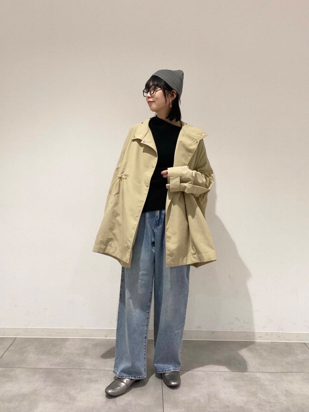 「デニム、ローファー、ビーニー、RODESKO、KBF、SMELLY、senseofplace、春アウター、ダテメガネ、コンパクトニット」｜「SMELLYのリブニットビーニー（ニットキャップ/ビーニー、グレー系）」を使った、tsucchiiiiさん（レディース・162cm）の冬コーディネートの1枚目の写真