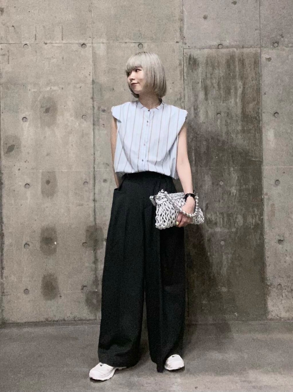 「ワイドパンツ、RODESKO、ノースリーブ、senseofplace、ストライプブラウス、ボールチェーンバッグ」｜「RODE SKOのボールチェーン付き編み込みバッグ（ハンドバッグ、シルバー系）」を使った、tsucchiiiiさん（レディース・162cm）の夏コーディネートの1枚目の写真