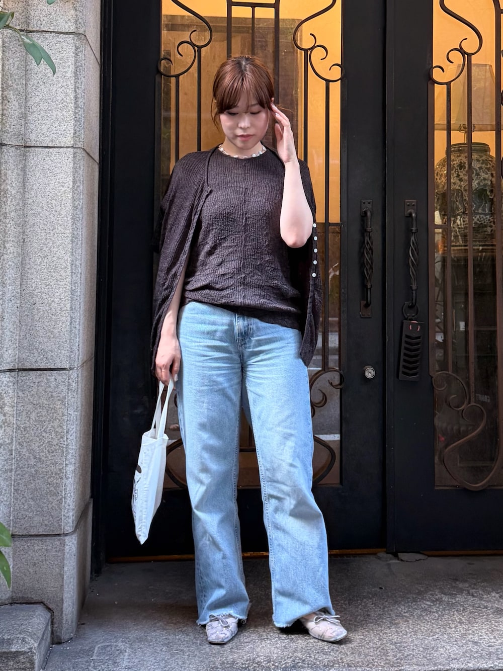 グレー系のTシャツ/カットソー、グレー系のTシャツ/カットソー、グレー系のパンプスを着用したレディースの夏コーディネートの1枚目の写真
