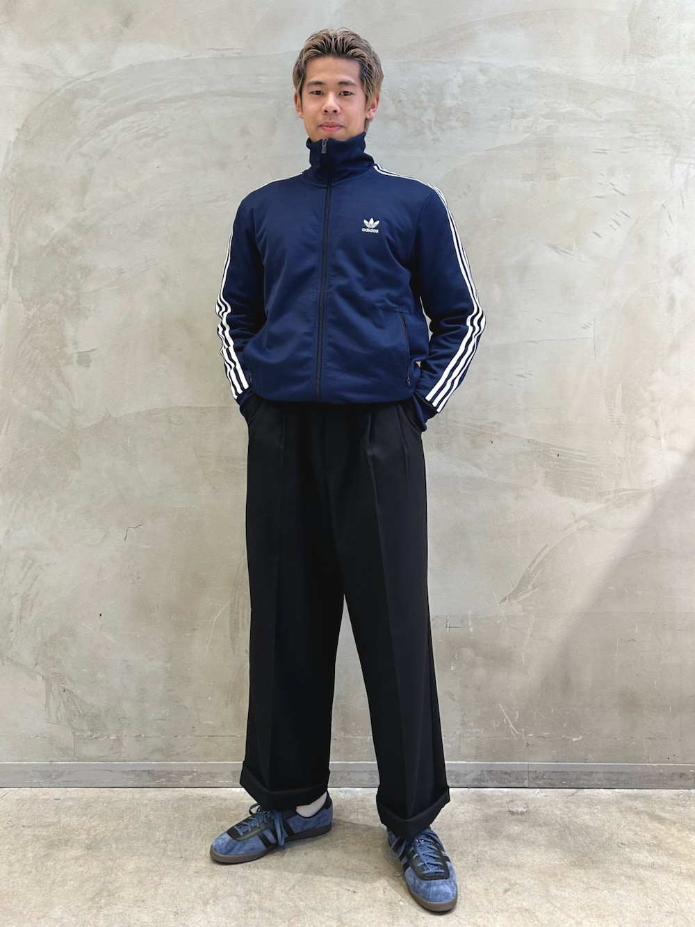 「スニーカー、ジャケット、adidas、ジャージ、アディダス、ロンドン、adidas originals、トラックジャケット、ベッケンバウアー、アディカラー」｜「adidasのアディカラー クラシックス ベッケンバウアー トラックトップ（ジャージ）（ジャージ、ブルー系）」を使った、TMさん（メンズ・180cm）の春コーディネートの1枚目の写真