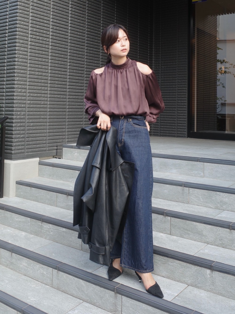 ブラウン系のシャツ/ブラウス、ブルー系のデニムパンツ、ブラック系のその他アウターを着用したレディースの夏コーディネートの1枚目の写真