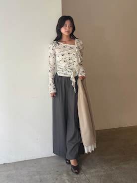 「LAGUNAMOON（ラグナムーン）のベロアチュールプリントラッフルトップス（Tシャツ/カットソー、ホワイト系）」を使った、YUKA OTAさん（レディース・165cm）の夏コーディネート