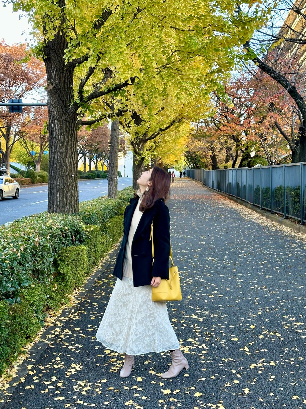 「秋冬コーデ、休日スタイル、オトナ女子、冬、おしゃれさんと繋がりたい、シンプル、ハイネックニット、大人ガーリー、GU、ブルベ夏、30代コーデ、マーメイドスカート、ブーツ、ホワイトコーデ」｜「M’S GRACYのアイテム（ジャケット/アウター、ブラック系）」を使った、Ayakaさん（レディース・163cm）の冬コーディネートの1枚目の写真