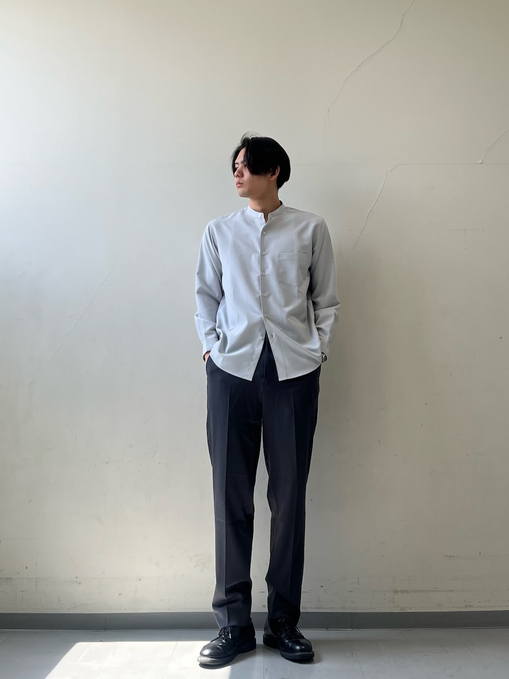 グレー系のシャツ/ブラウス、グレー系のその他パンツ、ブラック系のドレスシューズを着用したメンズの春コーディネートの1枚目の写真