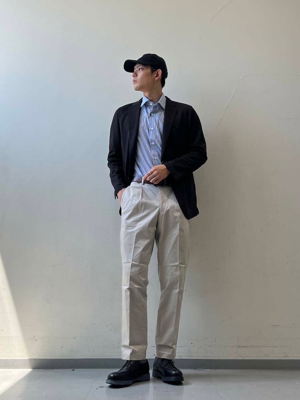 ブルー系のシャツ/ブラウス、ブルー系のその他アウター、ブルー系のキャップを着用したメンズの夏コーディネートの1枚目の写真