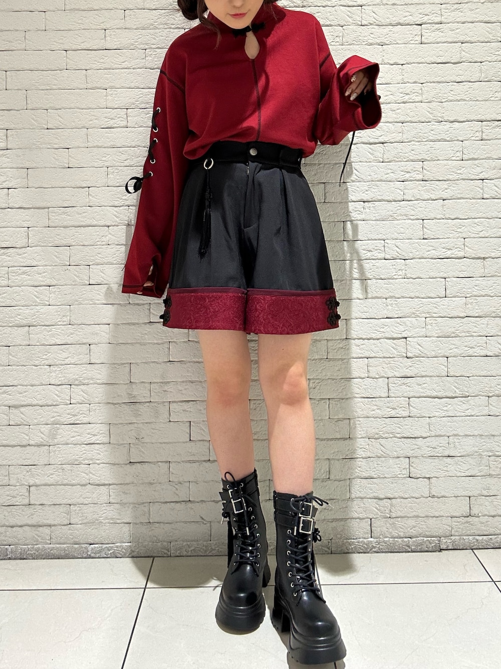 「axes femme、おでかけコーデ、ラフコーデ、パンツスタイル、低身長コーデ、ワントーンコーデ、チャイナ、赤、赤×黒、ショートパンツ、ブーツ、axes femme POETIQUE」｜「axes femme POETIQUEのチャイナ釦ショートパンツ（その他パンツ、レッド系）」を使った、ありす(axesfemme)さん（骨格ウェーブ・レディース・153cm）の冬コーディネートの1枚目の写真