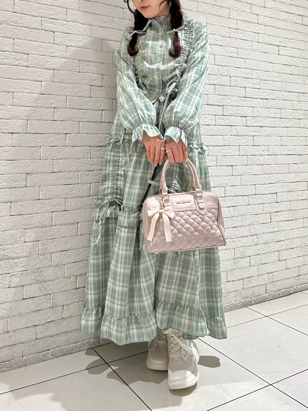 「春色、春めき満開コーデ、スニーカー、axes femme、ラクチンコーデ、シャツコーデ、低身長女子、グリーン、チェック、セットアップ、スカート、ミントグリーン」｜「axes femmeのショート丈ドロストブラウス（シャツ/ブラウス、グリーン系）」を使った、ありす(axesfemme)さん（骨格ウェーブ・レディース・153cm）の春コーディネートの1枚目の写真