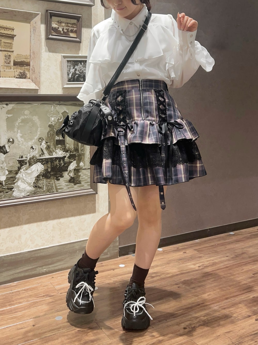 「秋っぽコーデ更新中、秋服準備はじめました、axes femme、axes femme POETIQUE、NIBBLE POISON、ボリューム袖、ショルダーバッグ、スカートスタイル、秋カラー、低身長女子、ミニスカート、サブカル、パープル、ホワイト、ブラウス」｜「NIBBLE POISONのクロスチャームラッフルブラウス（シャツ/ブラウス、ホワイト系）」を使った、ありす(axesfemme)さん（骨格ウェーブ・レディース・153cm）の秋コーディネートの1枚目の写真