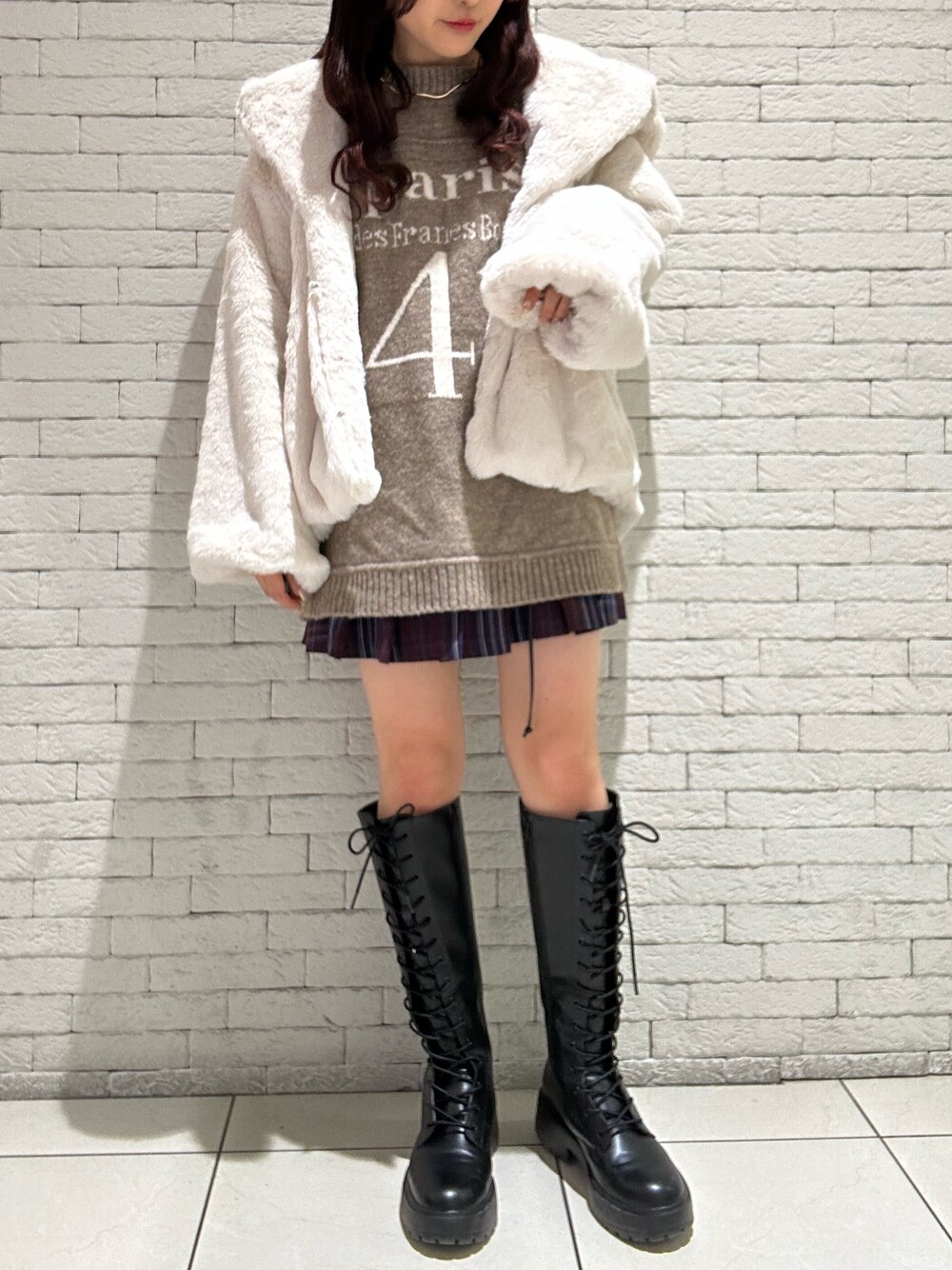「axes femme、冬アウター、最近のいい感じコーデ、カジュアルスタイル、ロゴニット、コート、ファー、ベージュ、ロングブーツ、ロングニット、ビッグシルエット、骨格ウェーブ、低身長、ゆるコーデ」｜「axes femmeのファーコート（ダッフルコート、ホワイト系）」を使った、ありす(axesfemme)さん（レディース・153cm）の秋コーディネートの1枚目の写真