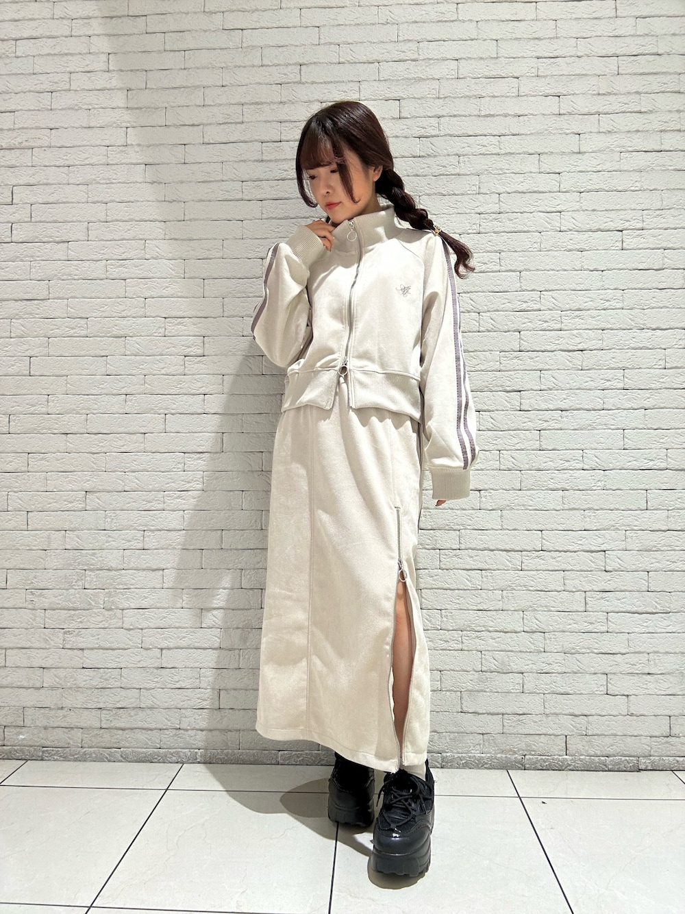 「axes femme、シンプルスタイル、ゆるコーデ、ワントーンコーデ、ハーフジップ、トラックジャケット、通勤コーデ、セットアップ、スニーカー、低身長」｜「axes femmeのカットスエードトラックジャケット（ジャージ、ホワイト系）」を使った、ありす(axesfemme)さん（レディース・153cm）の秋コーディネートの1枚目の写真