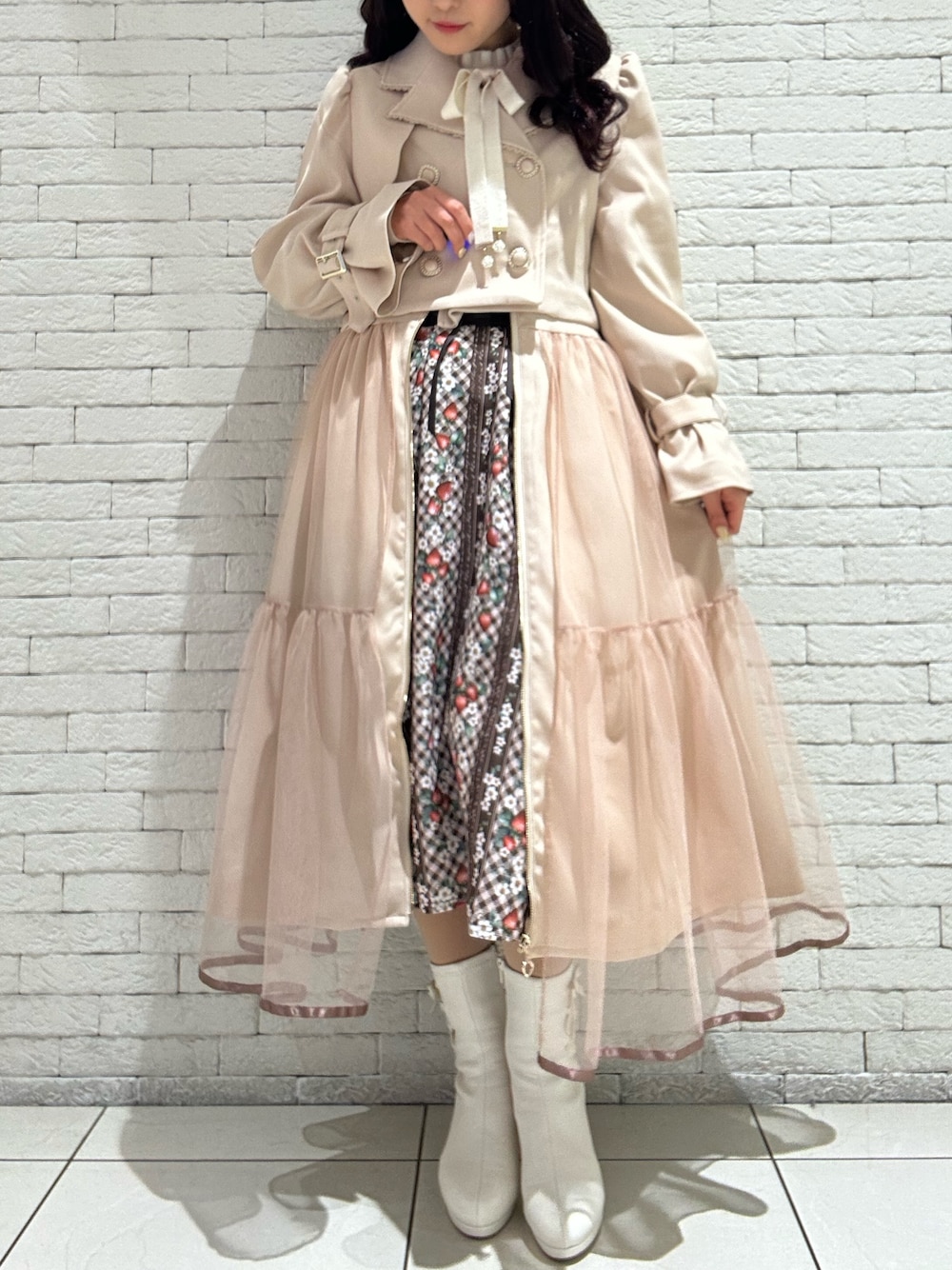 「axes femme、axes femme POETIQUE、おでかけコーデ、レディースファッション、ガーリーコーデ、トレンチコート、3way、スカート、いちご、チェック、ブラウン、ブラウンコーデ、ベージュ、ベージュコーデ」｜「axes femme POETIQUEの３ｗａｙトレンチコート（トレンチコート、ベージュ系）」を使った、ありす(axesfemme)さん（骨格ウェーブ・レディース・153cm）の冬コーディネートの1枚目の写真