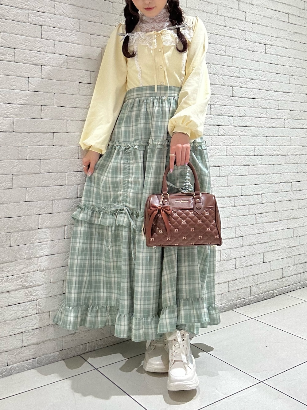 「春色、春めき満開コーデ、淡色コーデ、スニーカー、リボン、axes femme、axes femme POETIQUE、スカートコーデ、ハンドバッグ、低身長女子、イエロー、グリーン、チェックスカート、ロングスカート」｜「axes femme POETIQUEのレースデザインカットプルオーバー（Tシャツ/カットソー、イエロー系）」を使った、ありす(axesfemme)さん（骨格ウェーブ・レディース・153cm）の春コーディネートの1枚目の写真
