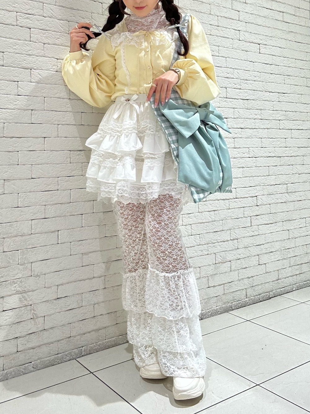 「春色、春めき満開コーデ、淡色コーデ、スニーカー、ミニスカート、リボン、axes femme、axes femme POETIQUE、ホワイトコーデ、低身長女子、イエロー、レース、トートバッグ」｜「axes femmeのレースハイカットスニーカー（スニーカー、ホワイト系）」を使った、ありす(axesfemme)さん（骨格ウェーブ・レディース・153cm）の春コーディネートの1枚目の写真
