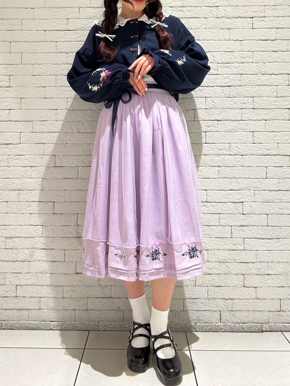 「axes femme、axes femme POETIQUE、ガーリー、刺繍、ブラウス、レーススカート、チュールスカート、ストライプシャツ、ブローチ付き、パンプス、フレンチガーリー、春コーデ、春服、ラベンダー、ネイビー」｜「axes femmeのストロベリー刺繍ボレロ（カーディガン/ボレロ、ブルー系）」を使った、ありす(axesfemme)さん（骨格ウェーブ・レディース・153cm）の冬コーディネートの1枚目の写真