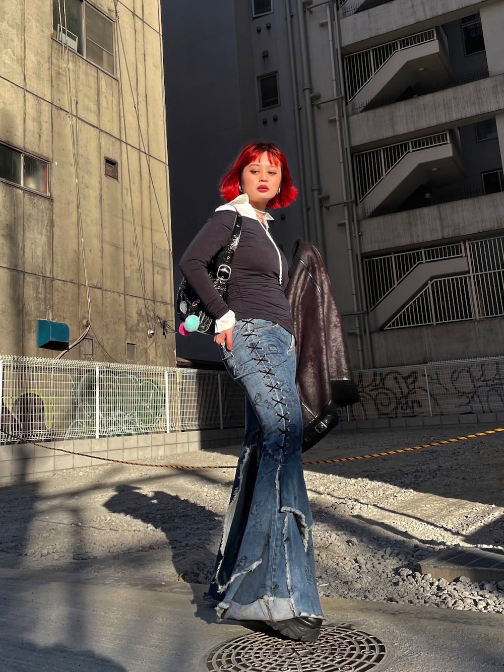 「オトナカジュアル、ラフコーデ、大人女子、フレアパンツ、フレアデニム、アシンメトリー、ストリートコーデ」｜「Abercrombie&Fitchのアイテム（トップス、ブラック系）」を使った、pammadlaさん（レディース・158cm）の冬コーディネートの1枚目の写真