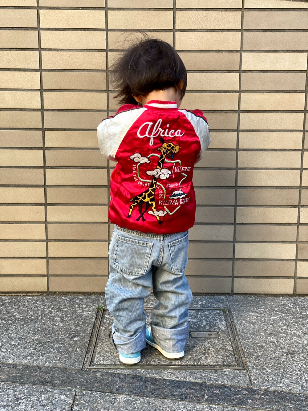「古着MIX、いまどきジャケット写真、古着、スカジャン、デニム、デニムパンツ、AIR JORDAN、春コーデ、アニマル柄」｜「古着のアイテム（スカジャン、レッド系）」を使った、Rin&Rayさん（キッズ・100cm）の春コーディネートの1枚目の写真