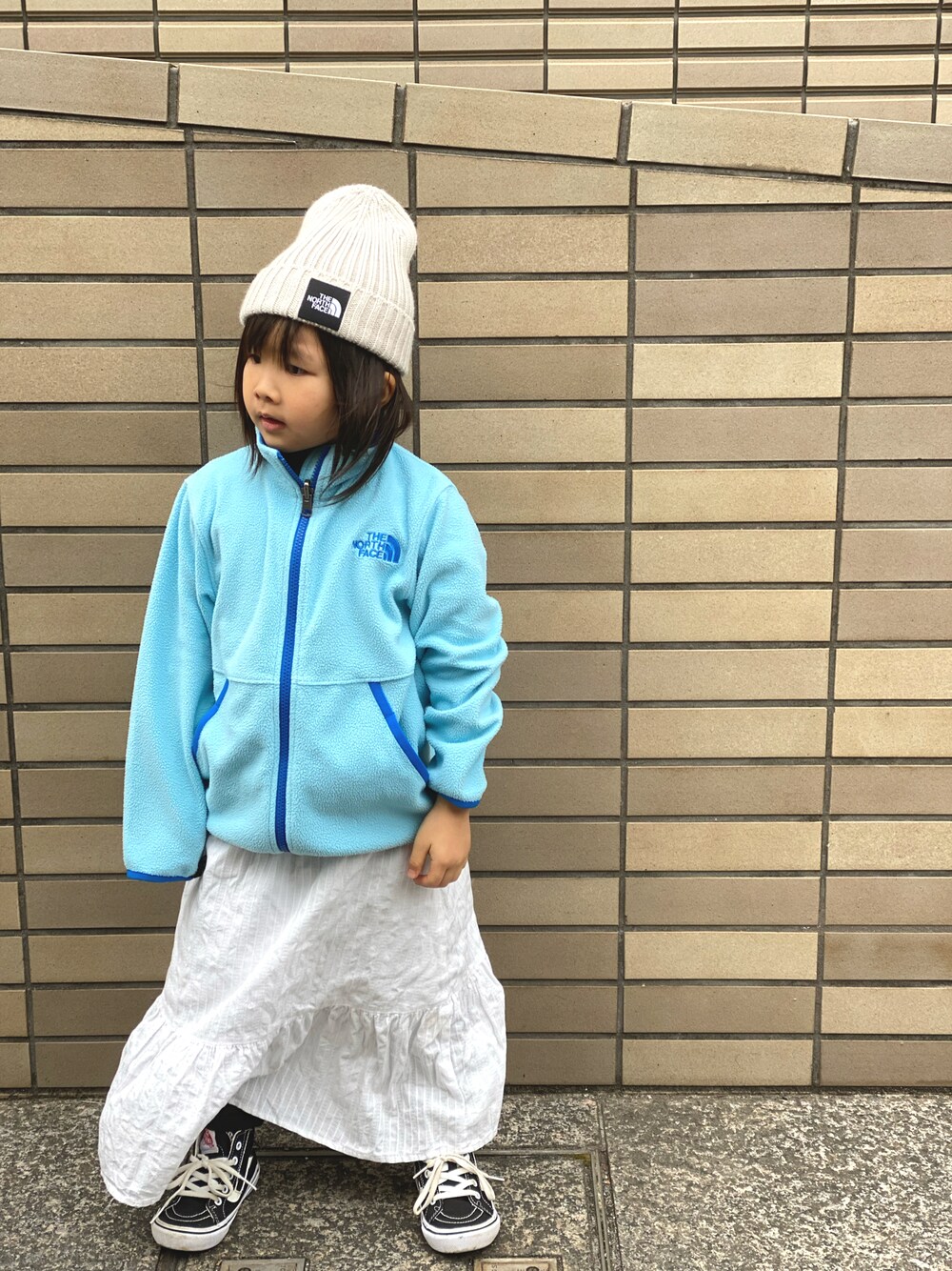 「春服デビュー宣言、フリース、水色、白スニーカー、スニーカー、スカート、キャップ、THE NORTH FACE、GU、プチフラ、ニットキャップ、春コーデ、春色」｜「THE NORTH FACEのTHE NORTH FACE/ザ・ノース・フェイス/KIDS' CAPPUCHO LID/キッズ カプッチョリッド/HEADWEAR/ﾍｯﾄﾞｳｪｱ/NNJ41710/KIDS' CAPPUCHO LID（ニットキャップ/ビーニー、ベージュ系）」を使った、Rin&Rayさん（キッズ・100cm）の春コーディネートの1枚目の写真