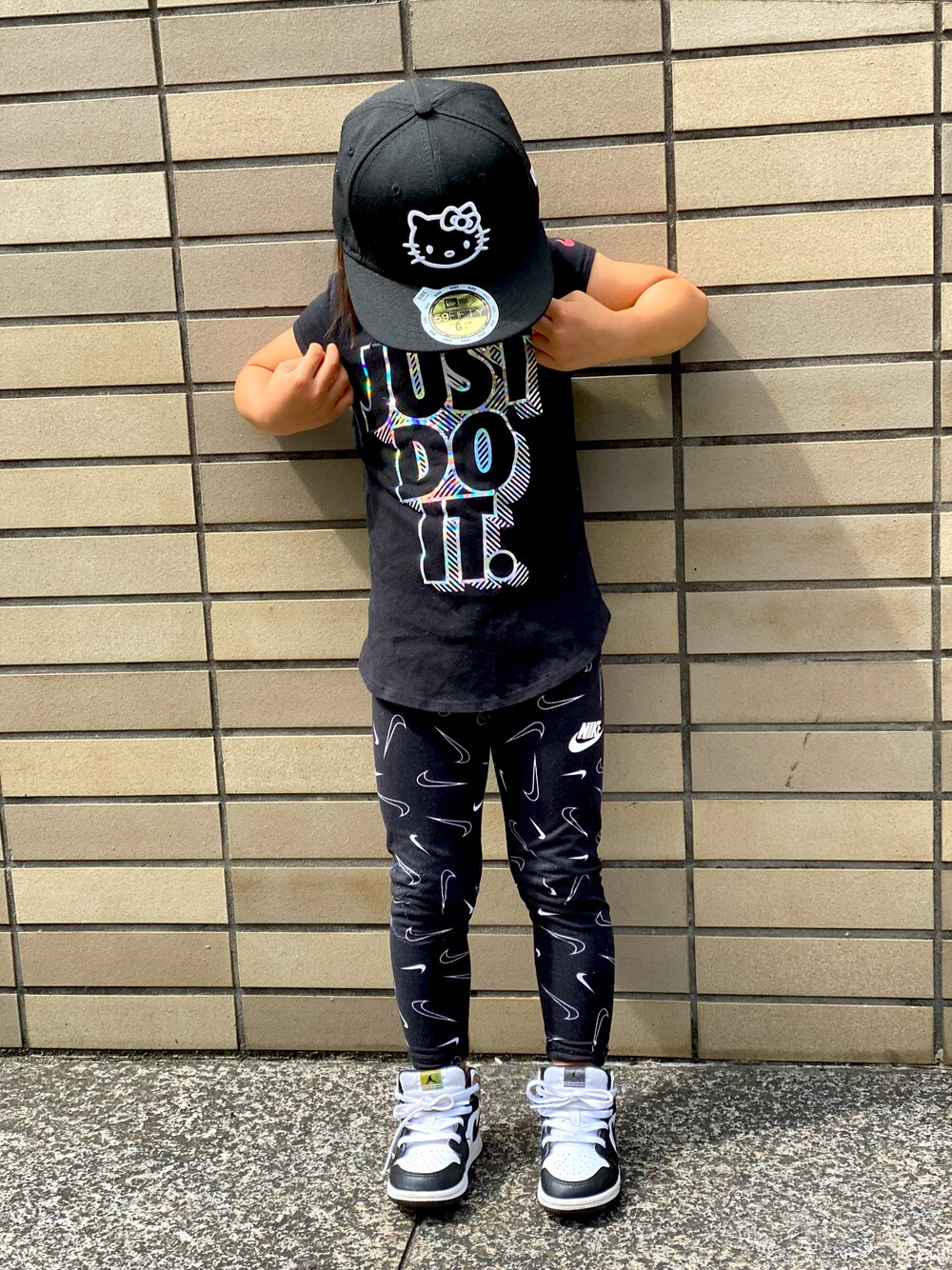 「ナイキ、エアジョーダン、エアジョーダン1、ニューエラ、キティーちゃん、スポーツミックス、Tシャツ、ブラック、モノトーン」｜「NEW ERAのアイテム（キャップ、ブラック系）」を使った、Rin&Rayさん（キッズ・100cm）の秋コーディネートの1枚目の写真