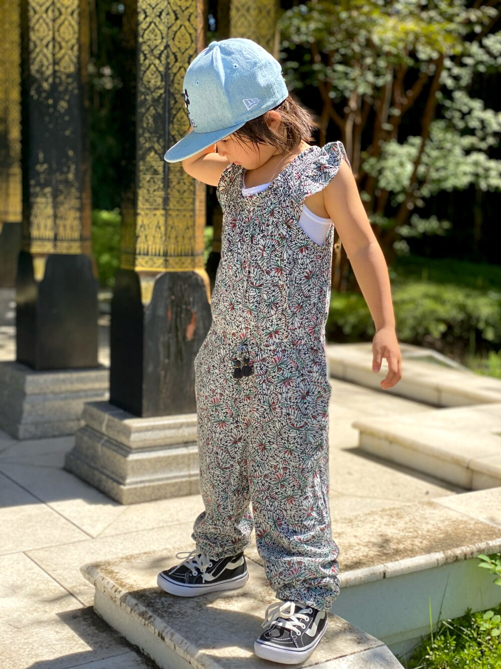 「サロペット、夏コーデ、ニューエラ、キャップ、バンズ、スニーカー」｜「NEW ERAの【NEWERA】CHILD 950 MICKEY BAC / 【ニューエラ】（キャップ、ブルー系）」を使った、Rin&Rayさん（キッズ・100cm）の秋コーディネートの1枚目の写真