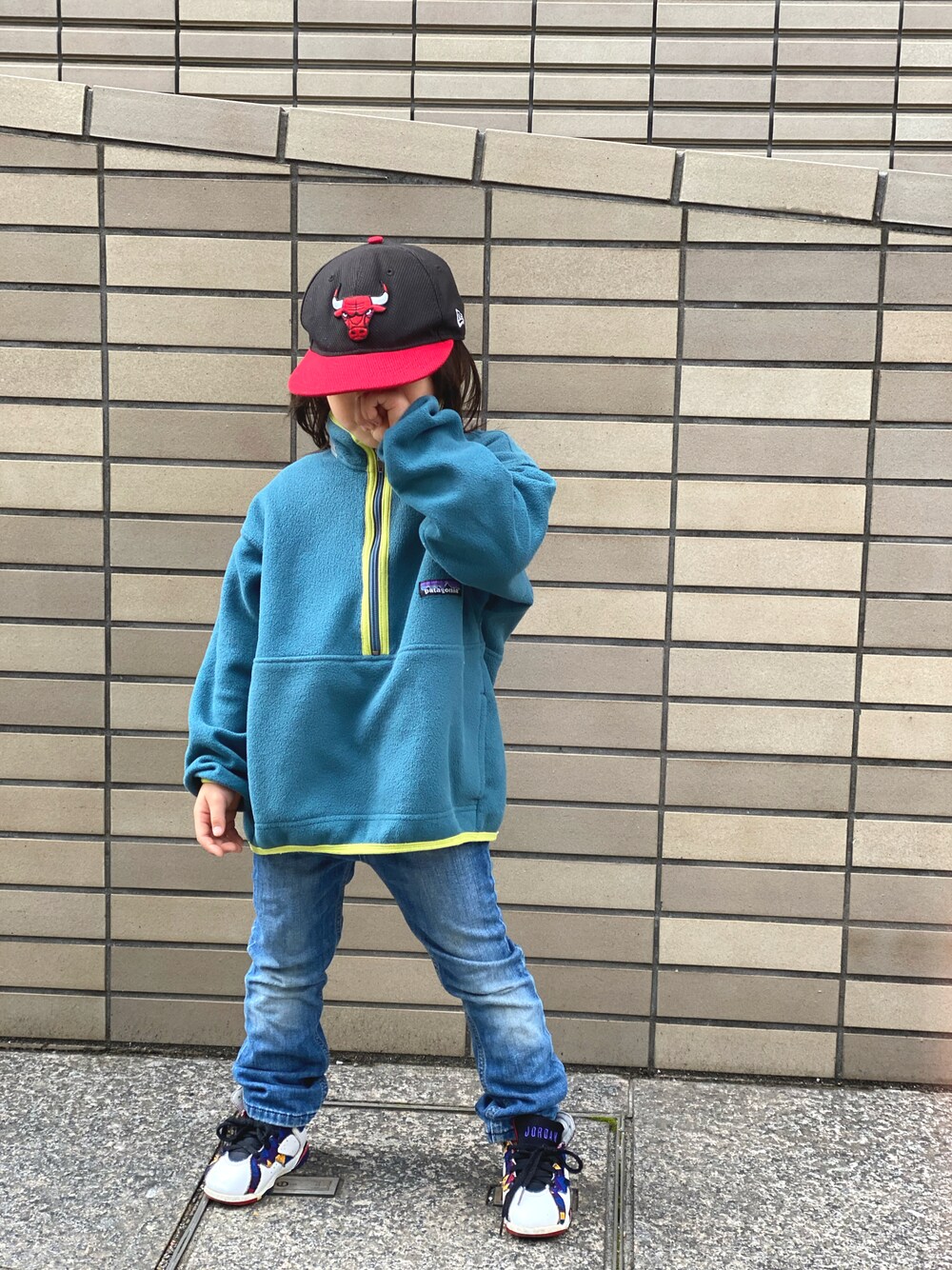 「フリース、春コーデ、ジーンズ、デニム、キャップ、グリーン、スニーカー、ジョーダン、Jordan、patagonia、patagoniaのフリース」｜「NEW ERAのアイテム（キャップ、ブラック系）」を使った、Rin&Rayさん（キッズ・100cm）の春コーディネートの1枚目の写真