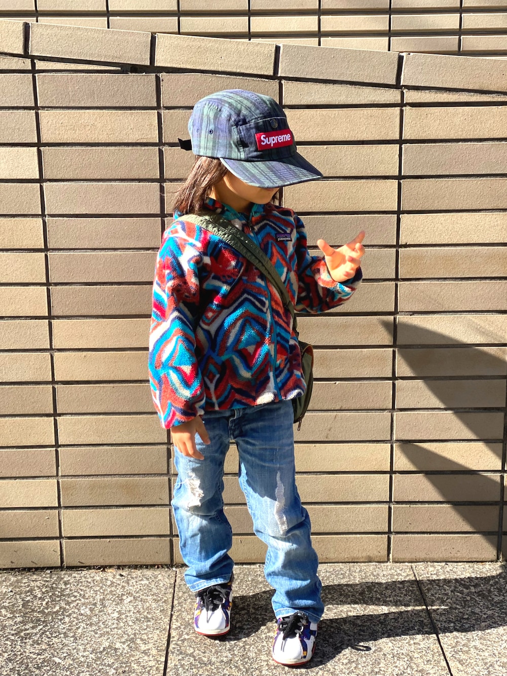 「未来のWEARISTAプロジェクト、デニム、デニムパンツ、パタゴニア、フリース、スニーカー、ジョーダン、supreme、キャップ、ストリート、古着MIX」｜「Supreme のアイテム（キャップ、グリーン系）」を使った、Rin&Rayさん（キッズ・100cm）の秋コーディネートの1枚目の写真
