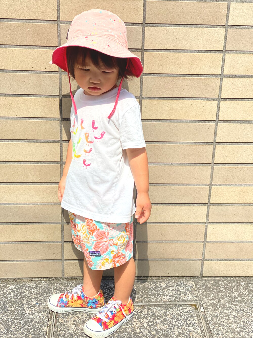 「パタゴニア、夏コーデ、コンバース、ハット、キャンプスタイル、ビタミンカラー、ガラパン、ストリート、ショートパンツ」｜「patagoniaのアイテム（ハット、ピンク系）」を使った、Rin&Rayさん（キッズ・100cm）の夏コーディネートの1枚目の写真