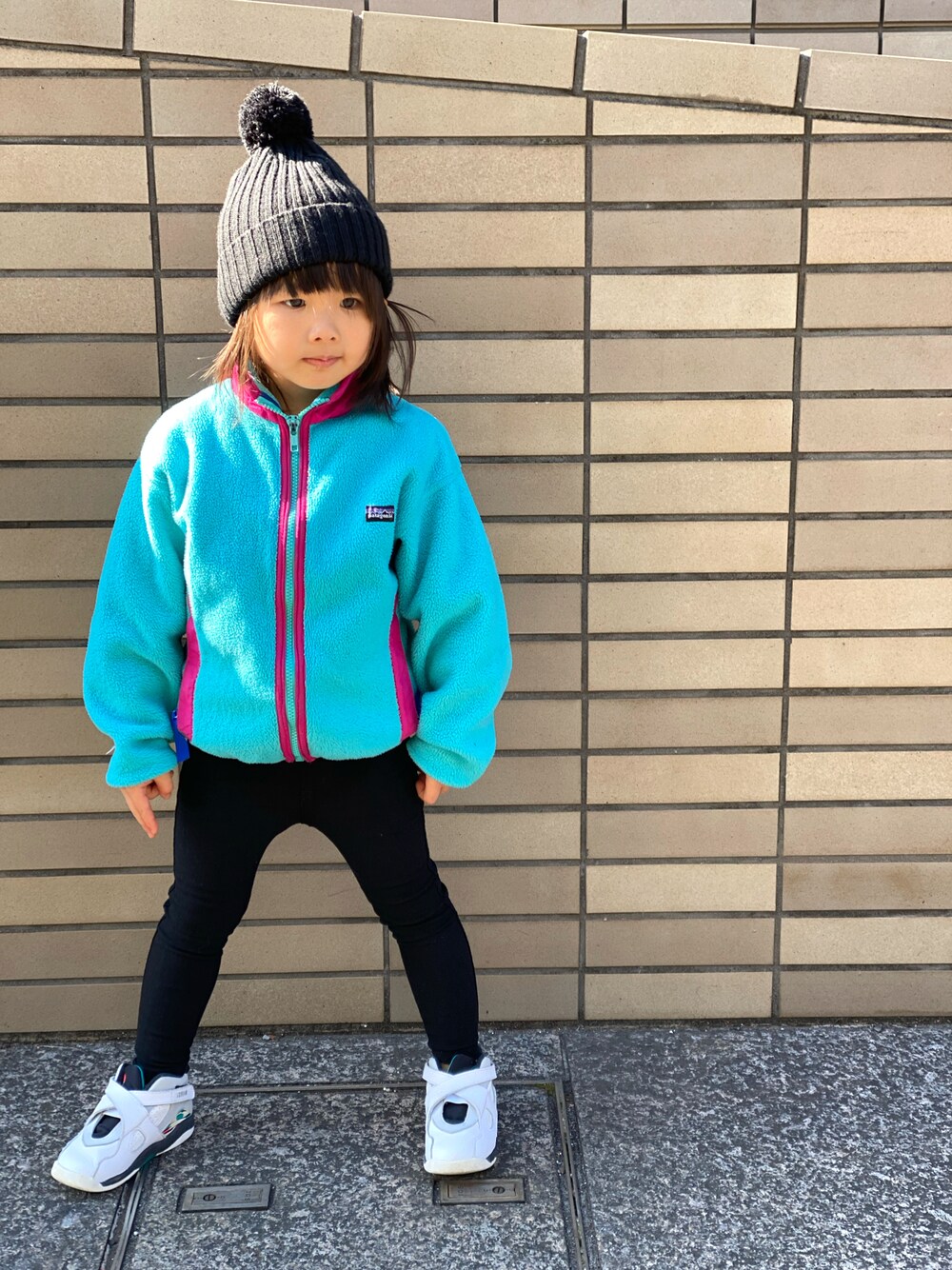 「古着MIX、キッズファッション、女の子、patagonia、フリース、青、スニーカー、ニット帽、ボンボンニット帽、Branshes、シンプルコーデ、古着」｜「patagoniaのアイテム（その他アウター、ブルー系）」を使った、Rin&Rayさん（キッズ・100cm）の冬コーディネートの1枚目の写真