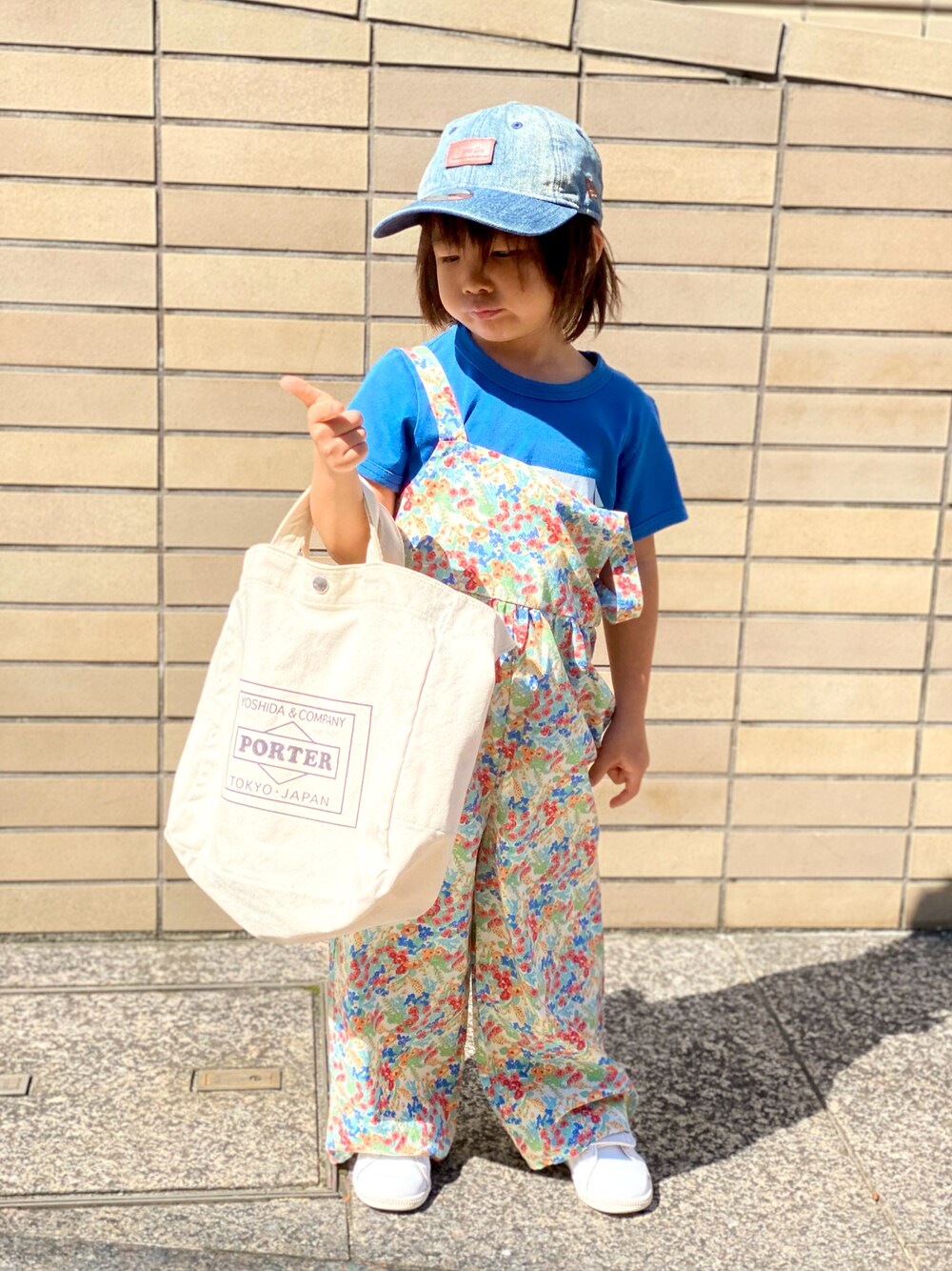 「サロペット、ポーター、スニーカー、ナイキ、ショルダーバッグ、トートバッグ、花柄、キャップ、ニューエラ、古着MIX」｜「HELLY HANSENのアイテム（Tシャツ/カットソー、ブルー系）」を使った、Rin&Rayさん（キッズ・100cm）の秋コーディネートの1枚目の写真