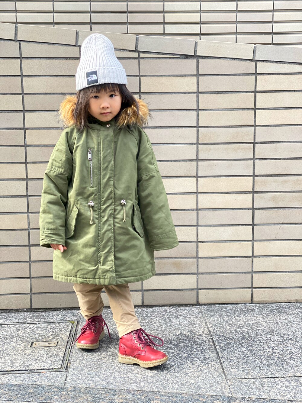 「私の推しブランド、キッズコーデ、ZARA KIDS、ZARA、THE NORTH FACE、ビッグシルエット、ニットキャップ、モッズコート、カーキ、ブーツ、バーブパンツ、モコモコアウター、Dr.Martens」｜「THE NORTH FACEのTHE NORTH FACE/ザ・ノース・フェイス/KIDS' CAPPUCHO LID/キッズ カプッチョリッド/HEADWEAR/ﾍｯﾄﾞｳｪｱ/NNJ41710/KIDS' CAPPUCHO LID（ニットキャップ/ビーニー、ベージュ系）」を使った、Rin&Rayさん（キッズ・100cm）の冬コーディネートの1枚目の写真
