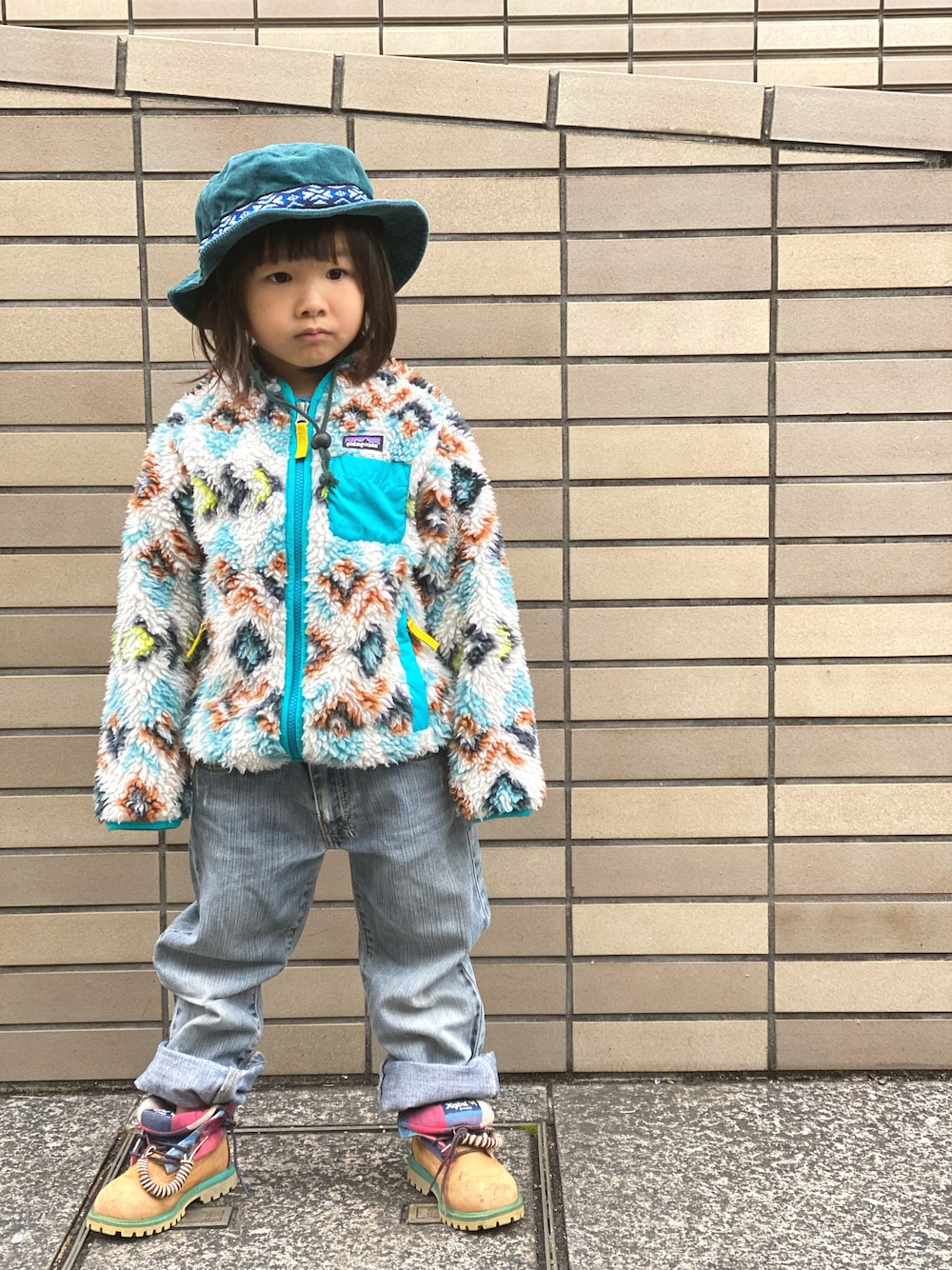 「Timberland、ブーツ、XLARGE、patagonia、レトロX、もこもこ、フリース、コーデュロイ、ストリート、ハット、2000年代、モコモコアウター、アウトドアスタイル、古着MIX、ワイドパンツ」｜「DIESELのアイテム（デニムパンツ、ブルー系）」を使った、Rin&Rayさん（キッズ・100cm）の冬コーディネートの1枚目の写真