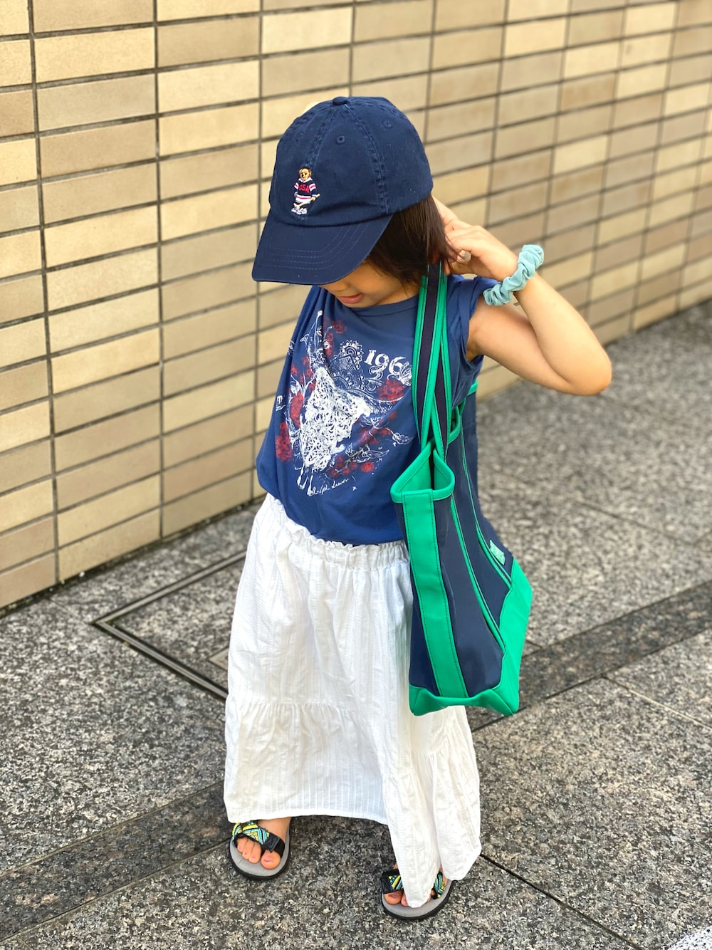 「ポロベアー、ラルフローレン、GU、ロングスカート、白スカート、古着、ポーターガール、ビッグトート、夏コーデ、キャップ、グリーン、スカート、カジュアルコーデ」｜「POLO RALPH LAURENのアイテム（キャップ、ブルー系）」を使った、Rin&Rayさん（キッズ・100cm）の夏コーディネートの1枚目の写真