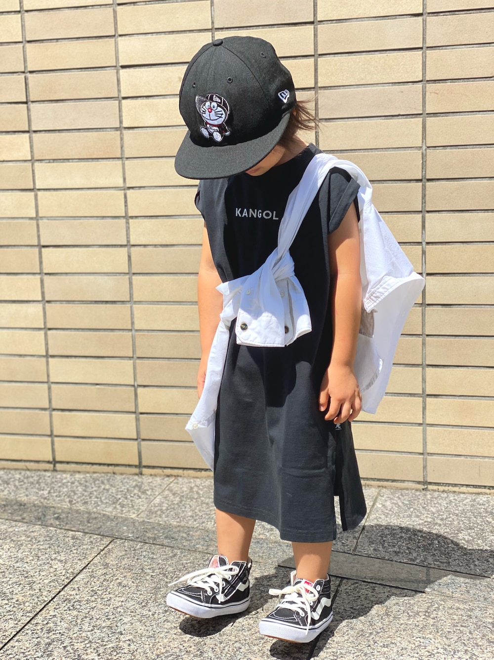 「たすき掛け、シャツスタイル、Tシャツ、Tシャツワンピ、バンズ、スニーカー、ブラック×ホワイト、ニューエラ、カンゴール、夏コーデ、scotch&soda、カジュアルコーデ、キャップ、ロゴT、モノトーン」｜「NEW ERAのニューエラ KIDS ドラえもん シッティング（キャップ、ブラック系）」を使った、Rin&Rayさん（キッズ・100cm）の夏コーディネートの1枚目の写真
