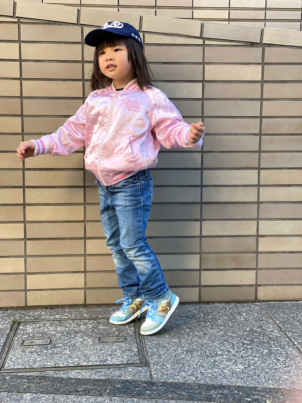 「いまどきジャケット写真、キッズコーデ、春コーデ、女の子、スカジャン、AIR JORDAN、Diesel、Polo Ralph Lauren、キャップ、デニム、ジーンズ、ピンク」｜「POLO RALPH LAURENのアイテム（キャップ、ブルー系）」を使った、Rin&Rayさん（キッズ・100cm）の春コーディネートの1枚目の写真