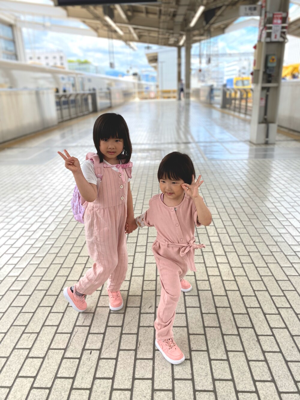 「姉妹コーデ、ピンク、サロペット、お出かけコーデ日記、エアフォースワン、NIKE、プチプラ」｜「ZARAのアイテム（サロペット/オーバーオール、ピンク系）」を使った、Rin&Rayさん（キッズ・100cm）の春コーディネートの1枚目の写真