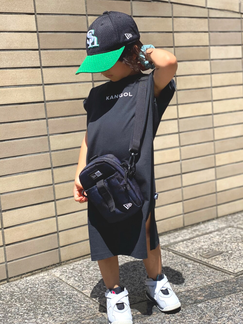 「エアジョーダン、休日コーデ、買い物コーデ、Tシャツワンピ、黒、夏、ニューエラ、ショルダーバッグ、ポーチ、グリーン、カジュアルコーデ、キャップ、真夏のアクティブスタイル、ロゴT」｜「NEW ERAのアイテム（キャップ、グリーン系）」を使った、Rin&Rayさん（キッズ・100cm）の夏コーディネートの1枚目の写真
