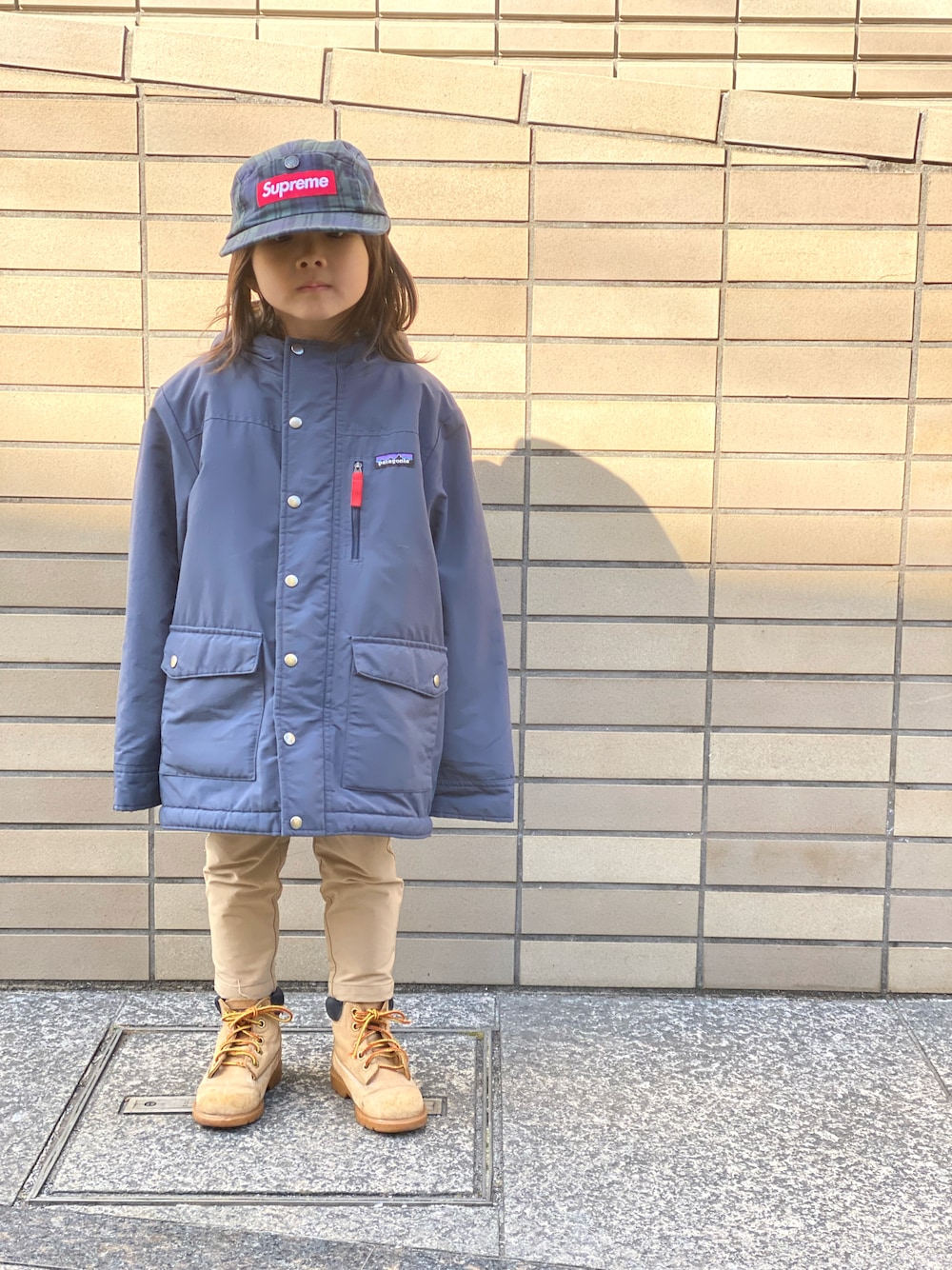 「インファーノジャケット、supreme、patagonia、THE NORTH FACE、キャップ、ストリート、ジャケット、ネイビー、ブーツ、Timberland」｜「Supreme のアイテム（キャップ、グリーン系）」を使った、Rin&Rayさん（キッズ・100cm）の春コーディネートの1枚目の写真