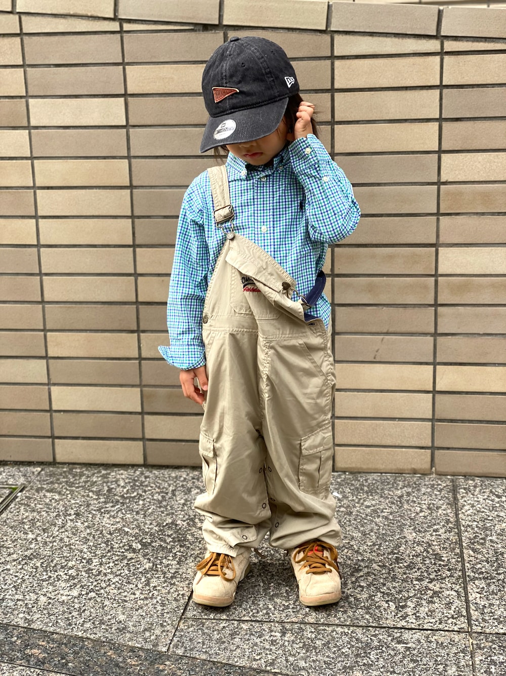 その他のシャツ/ブラウス、ベージュ系のサロペット/オーバーオール、ベージュ系のスニーカーを着用したキッズの秋コーディネートの1枚目の写真